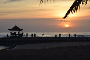 Un lever de soleil sur l'océan, à Bali, avec des couleurs vives