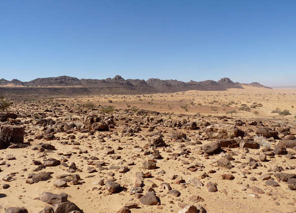 Un reg, désert de roches.