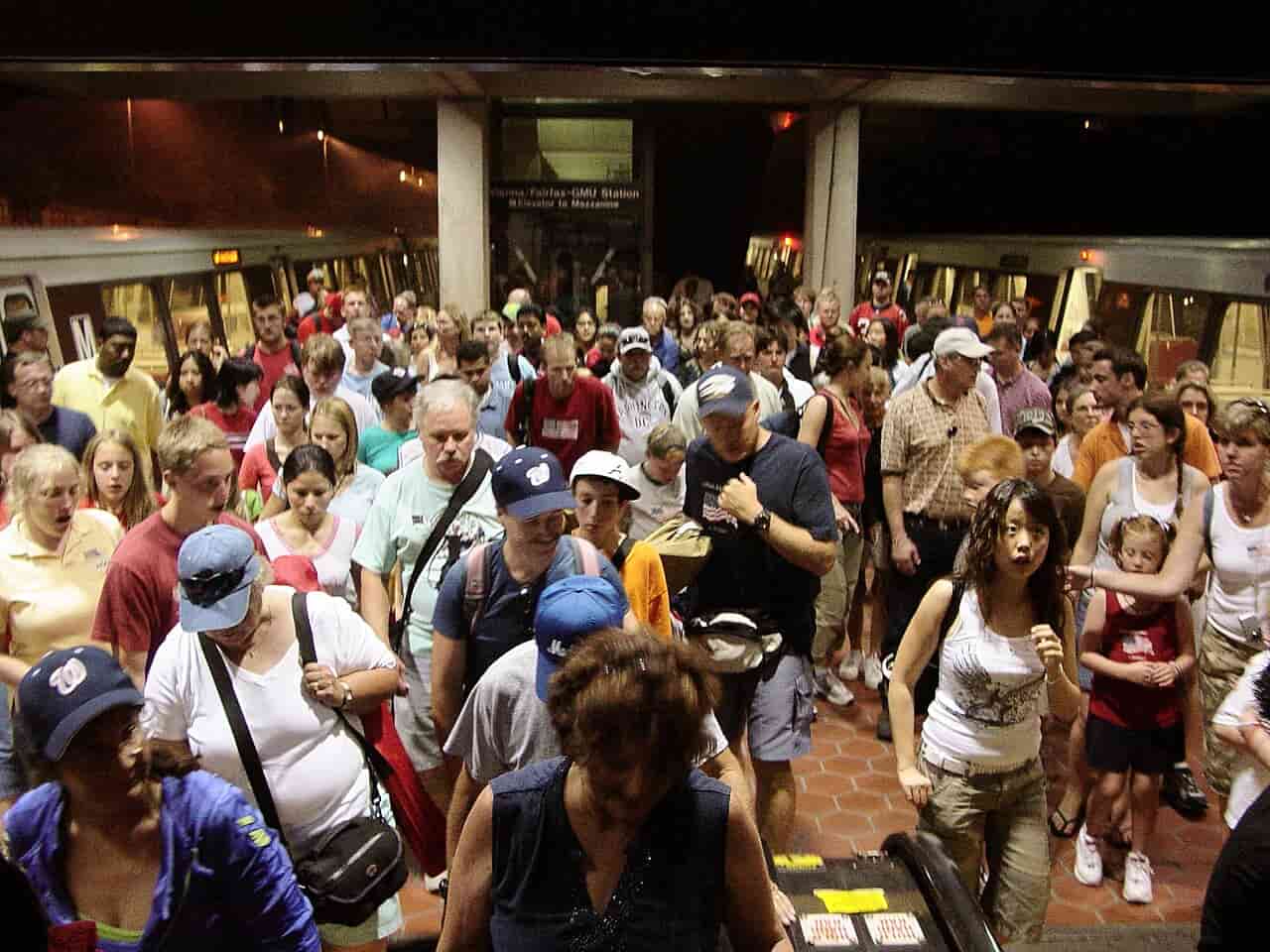 Photographie d'une foule dans une station de métro.
