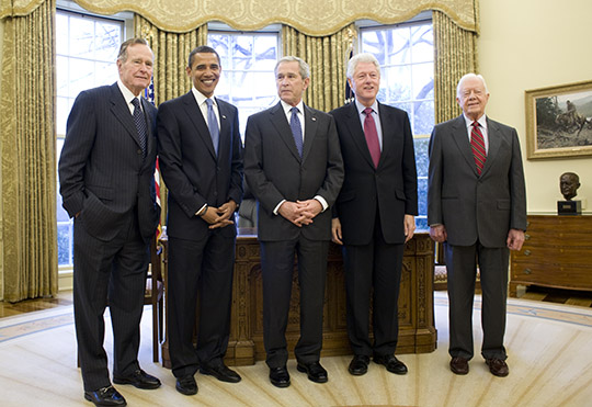 Photo des cinq présidents américains encore en vie, de gauche à droite: George Bush (père), Barack Obama, George W. Bush (fils), Bill Clinton, Jimmy Carter. (2009)