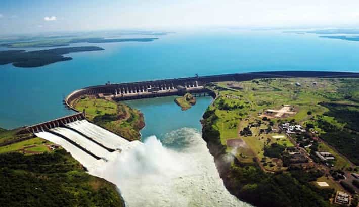 Le barrage d'Itaipu entre le Paraguay et le Brésil.