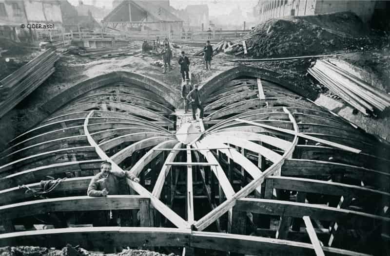 Photographie des travaux du voûtement de la Senne à Bruxelles, fin du XIXème siècle: construction des égoûts.