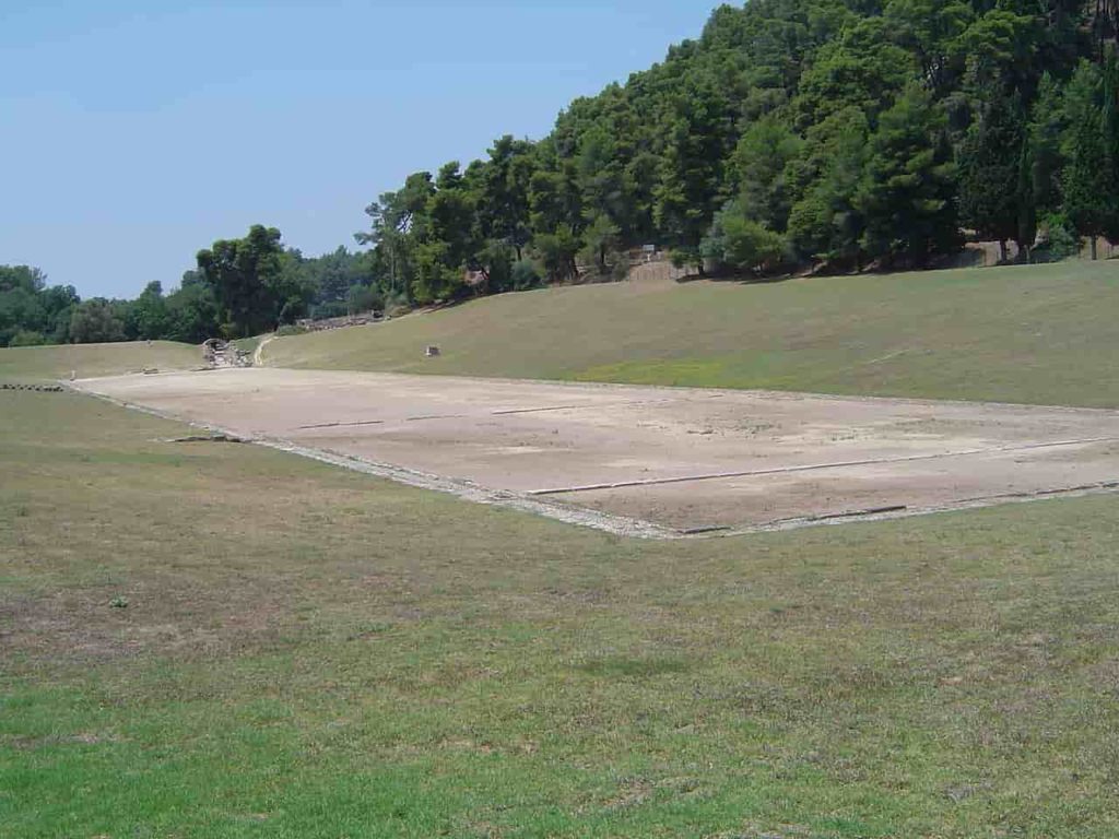 Le site du Stade d'Olympie où se déroule les épreuves de course, aujourd'hui (et vide, ce qui est rare !)