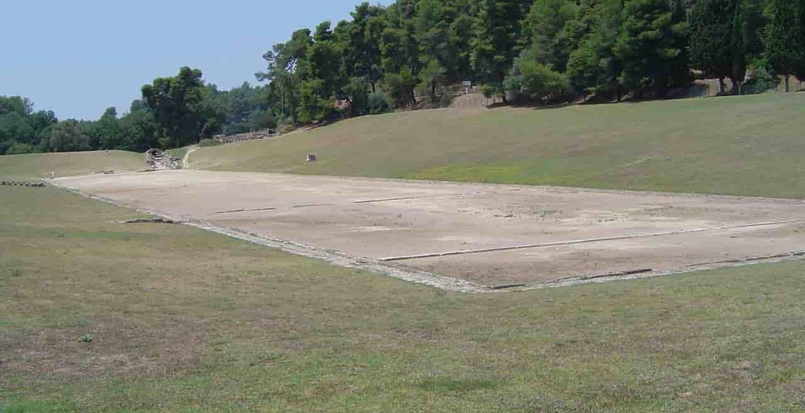 Le site du Stade d'Olympie où se déroule les épreuves de course, aujourd'hui (et vide, ce qui est rare !)