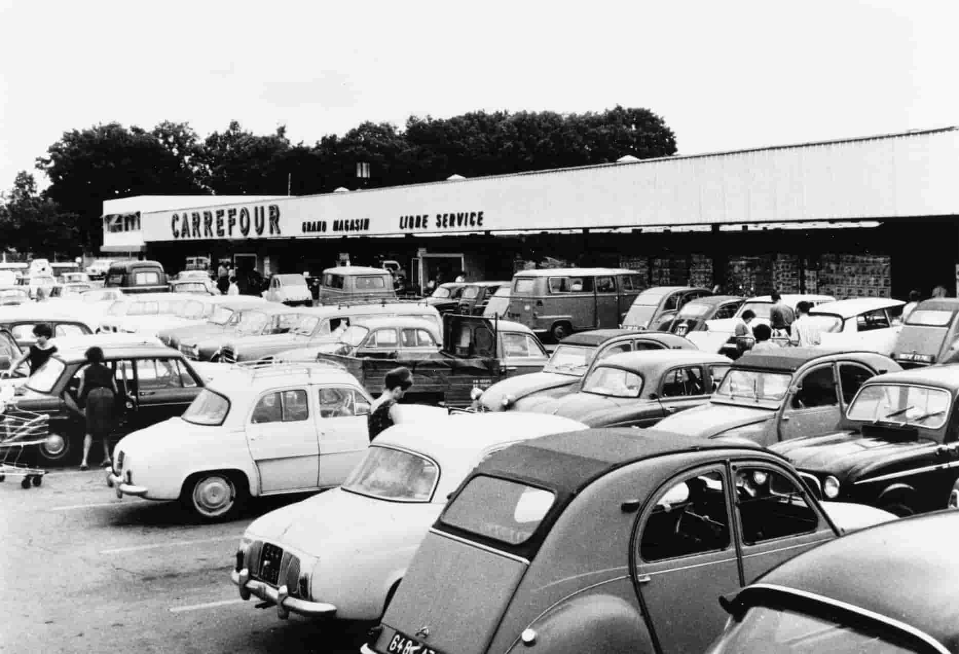 Inauguration du premier hypermarché de France, le Carrefour de Reuil Malmaison le 15 juin 1963.