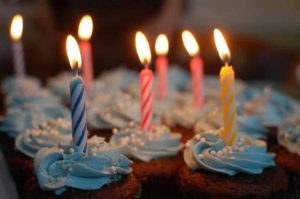 Combien de bougies pour quel âge ? Bougies d'anniversaire et gâteaux surprises