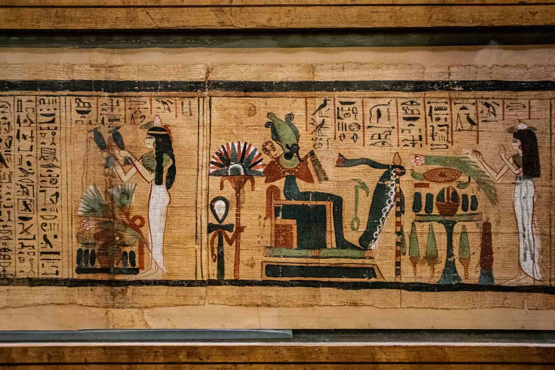 Des hiéroglyphes attestant du maquillage à l'époque.