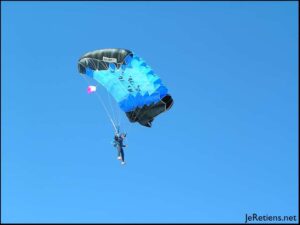 Un parachutiste dans le ciel avec son parachute