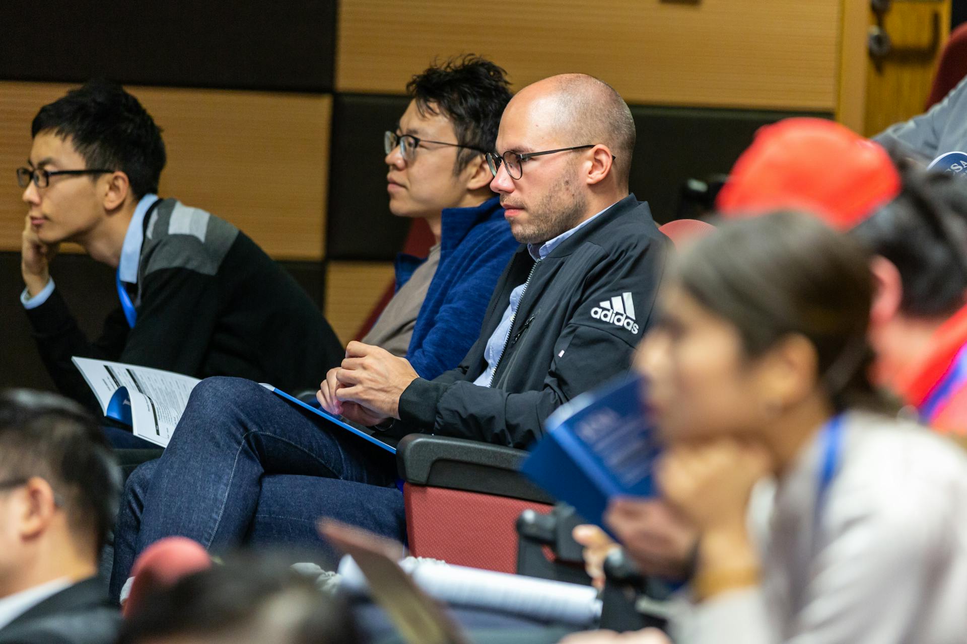 Un homme apprenant dans un amphi à la FAC, un cours magistral