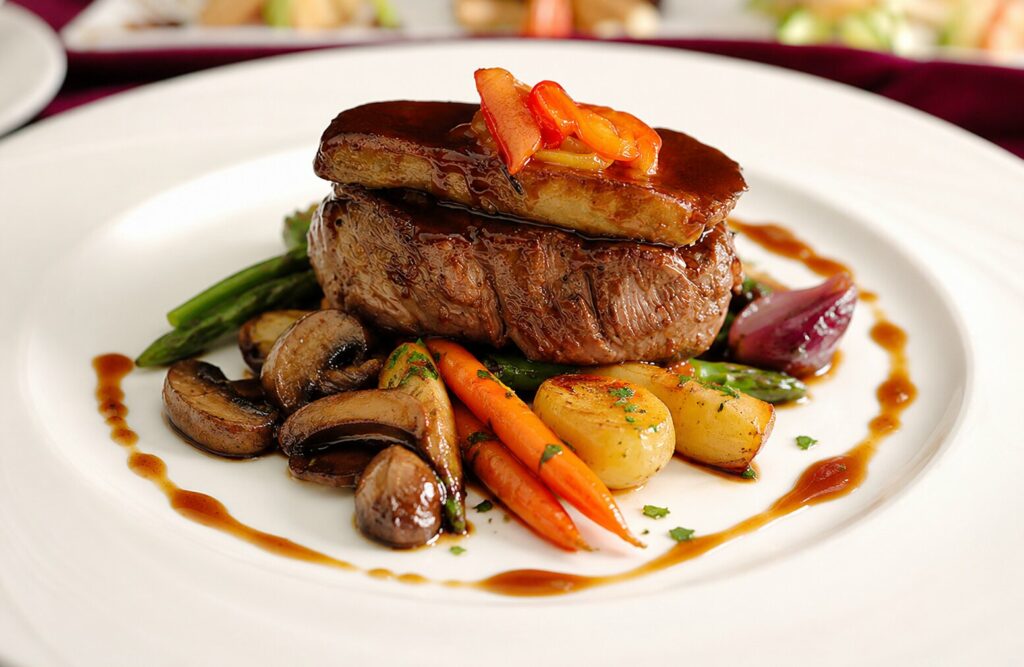 Filet de bœuf au foie gras poêlé, pommes de terre grenaille, carottes, champignons et asperges