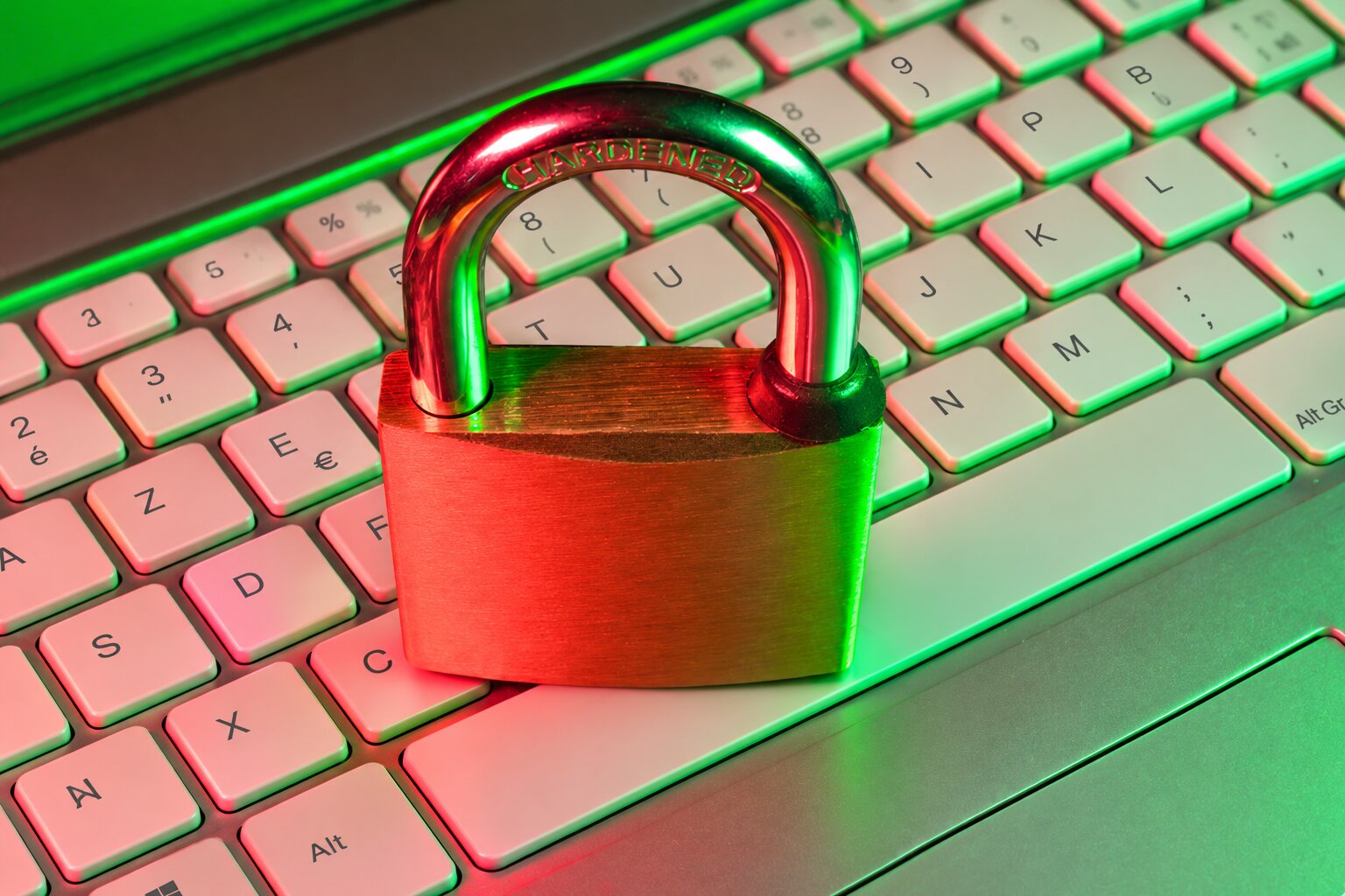 Cadenas posé sur un clavier blanc éclairé par des lumières rouges et vertes